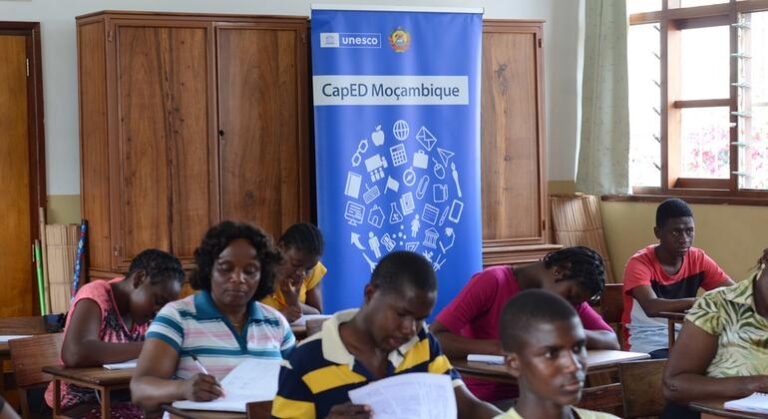 Mulheres em Moçambique motivam-se a voltar à escola na alfabetização