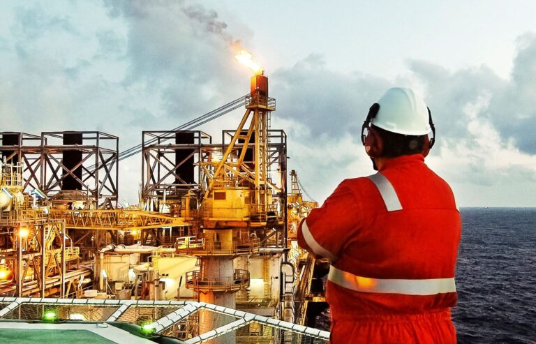 Liderança em ambientes extremos: as lições de gestão de pessoas do setor de petróleo e gás para empresários brasileiros