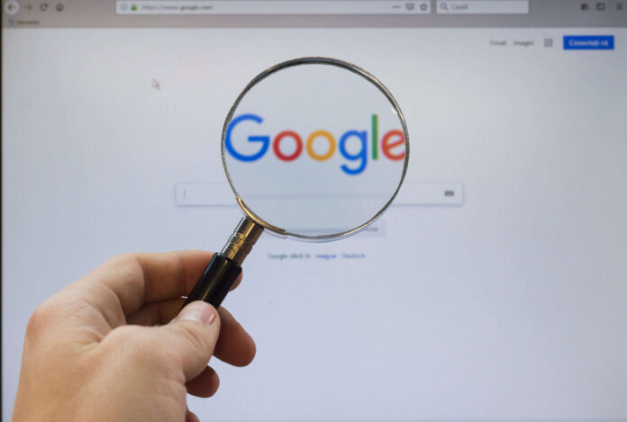 Google na mira: editora dos EUA diz que IA prejudica negócios