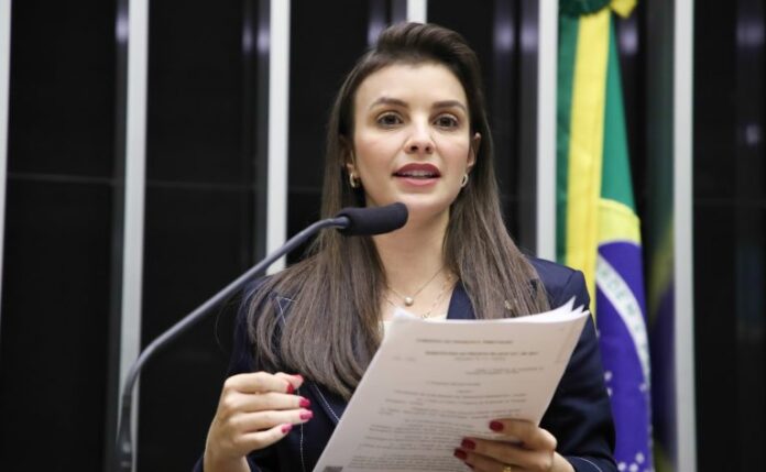 Comissão aprova padrão de qualidade para produtos com alho triturado Deputada Marussa Boldrin fala ao microfone