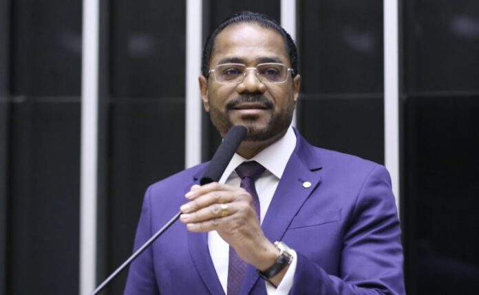 Deputado Márcio Marinho (Republicanos-BA) fala no Plenário da Câmara dos Deputados