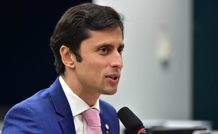 deputado Duarte Jr. em reunião de comissão