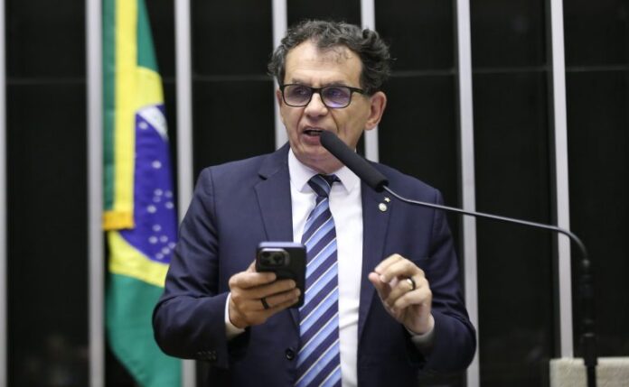 Deputado Reimont (PT-RJ) fala no Plenário da Câmara dos Deputados