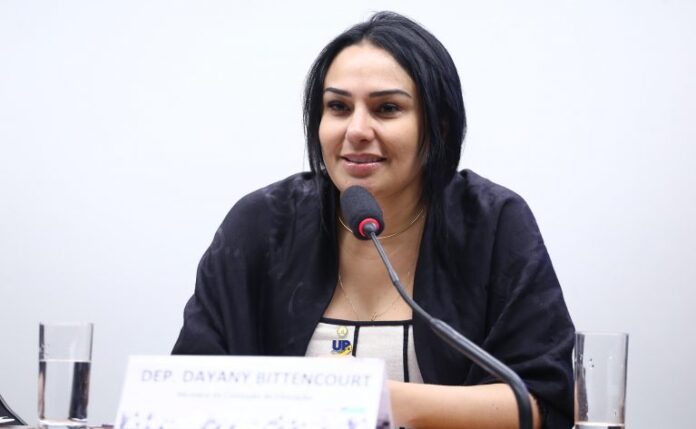 Comissão aprova multa para cobrança indevida de tarifa bancária de Audiência Pública - Quitação de parcelas futuras do FIES para estudantes adimplentes. Dep. Dayany Bittencourt (UNIÃO-CE)