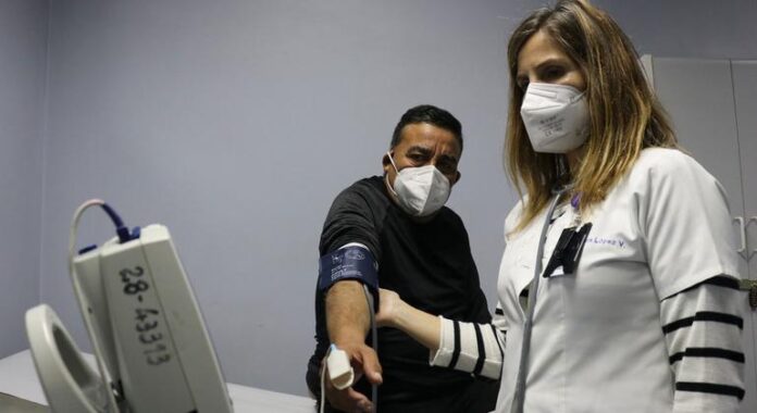 Fragilidade dos cuidados de saúde nas Américas coloca vidas e economias em risco, diz relatório