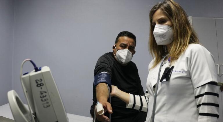 Fragilidade dos cuidados de saúde nas Américas coloca vidas e economias em risco, diz relatório