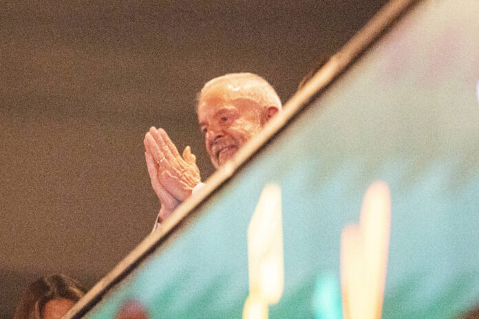 Lula é recebido com gritos de 'sem anistia' em show - 04/10/2025 - Ilustrada