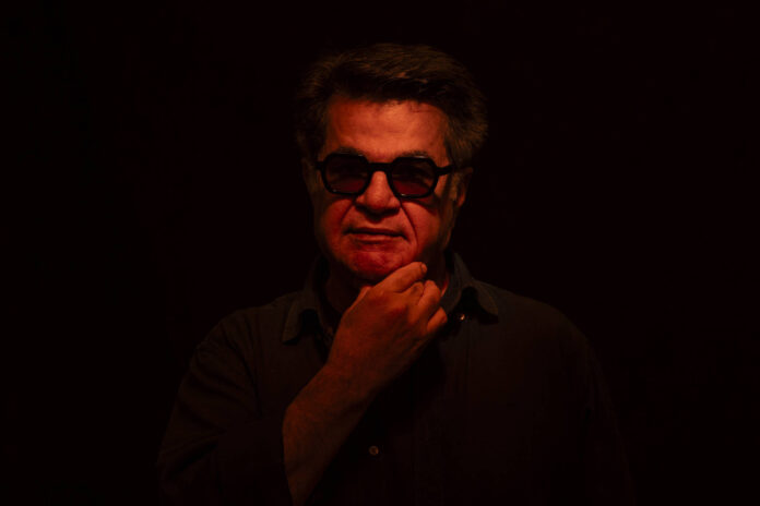 A violência precisa acabar, diz Jafar Panahi sobre o Irã A violência precisa acabar, diz Jafar Panahi sobre o Irã - 26/10/2025 - Ilustrada