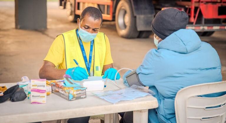 Prontidão nas fronteiras intensifica resposta da OIM ao ébola e varíola em África