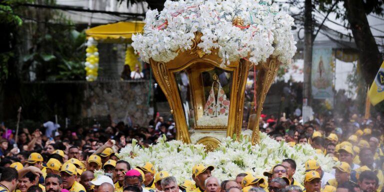Procissão do Recírio reúne milhares de fiéis em Belém