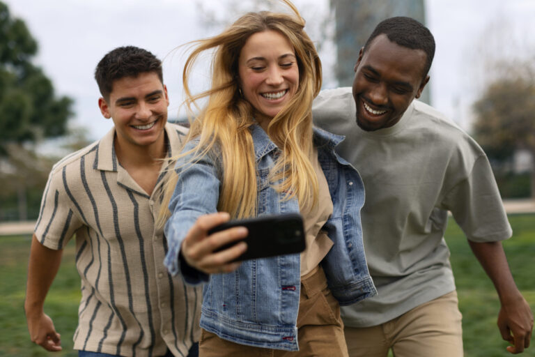 Geração Z no comando: como os jovens estão redefinindo o futuro agora