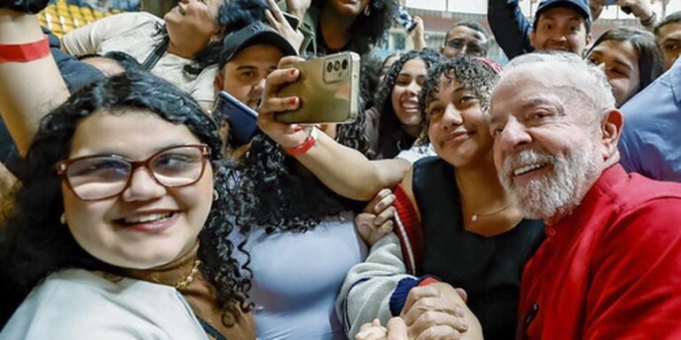 Lula: educação e política são pilares para país ter um futuro melhor