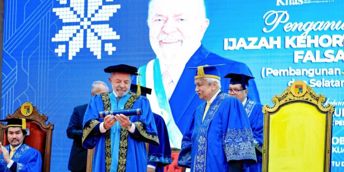 Lula recebe título Honoris Causa e critica concentração de renda Lula recebe título Honoris Causa e critica concentração de renda