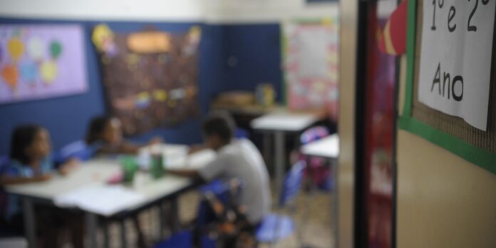 Educação deve ser direito e não herança de classe, diz especialista