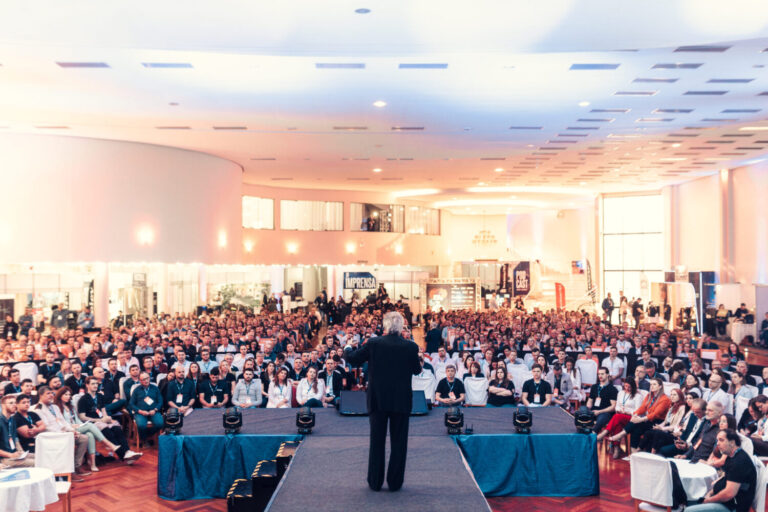 Com palco multitemático, Serra Summit 2025 inspira líderes e negócios