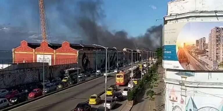 Incêndio atinge barracão de escola de samba na zona portuária do Rio