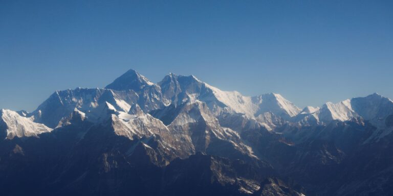 Mais de 200 pessoas seguem presas no Monte Everest