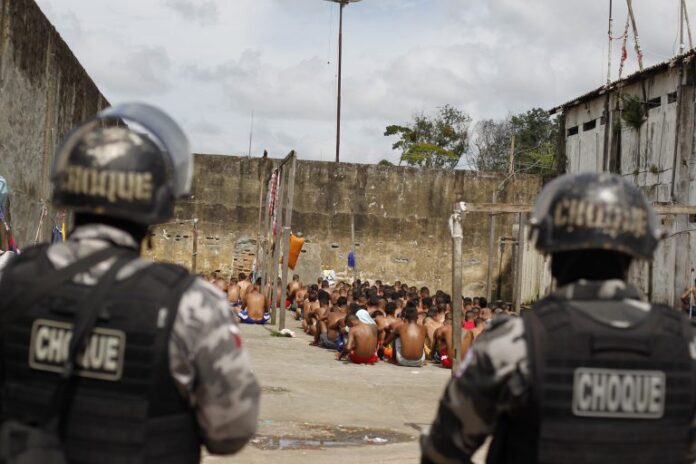 Segurança - presídio - algemas presos penitenciárias sistema prisional agentes penitenciários (Penitenciária Central de Mato Grosso)