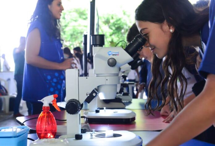 Comissão de Constituição e Justiça aprova julho como Mês Nacional Educação - geral - feira de ciências alunos estudantes pesquisas iniciação científica experimentos biologia microscópio (museu itinerante Ciência Móvel, da Fundação Fiocruz, em Uberaba-MG, 2019)