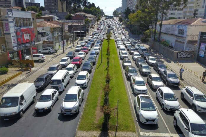 Rua cheia de carros