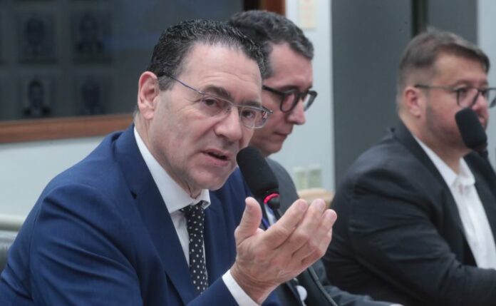 Comissão aprova proibição da venda de cigarro perto de escolas Audiência Pública - Importância, contexto e desafios para o desenvolvimento da indústria nacional de drone. Dep. Vitor Lippi (PSDB-SP)
