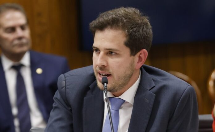 Deputado Pedro Campos fala ao microfone