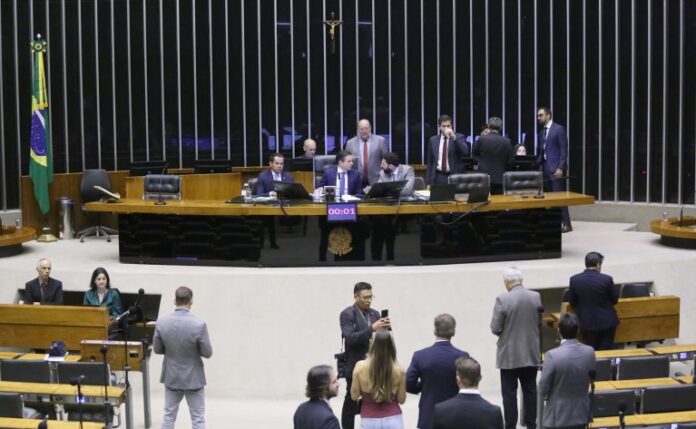 Câmara deve votar projetos sobre falsificação de bebidas e enfrentamento Discussão e votação de propostas legislativas.