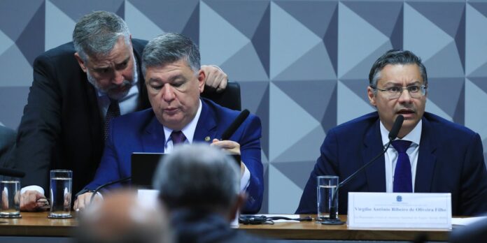 Ex-procurador do INSS não responde perguntas do relator na CPMI
