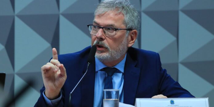 Ex-diretor do INSS nega vínculo político em depoimento à CPI Ex-diretor do INSS nega vínculo político em depoimento à CPI