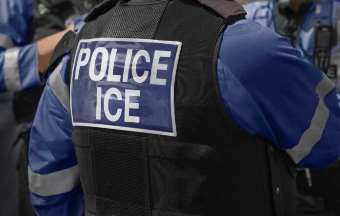 ICE usa IA para ampliar vigilância sobre imigrantes