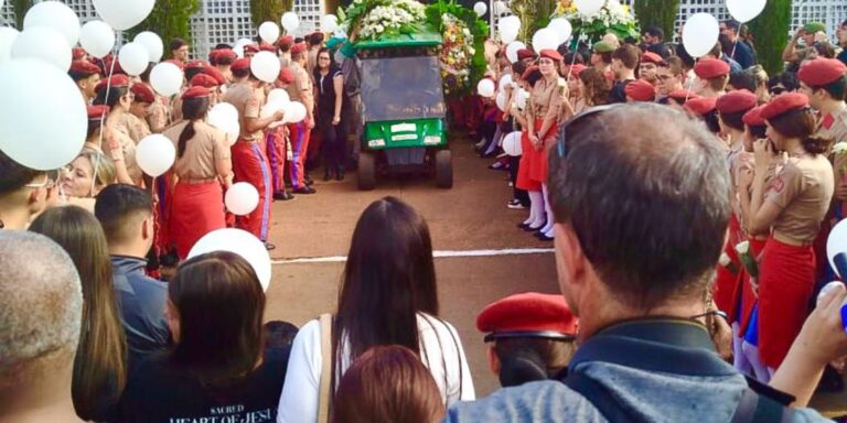 Enterro de jovem esfaqueado no DF é marcado por pedido de justiça