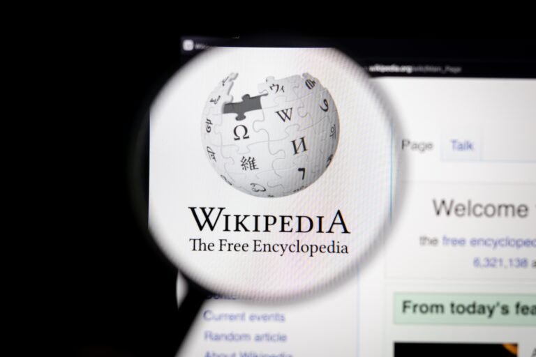 CEO da Wikipédia responde ataques de Musk e de cofundador