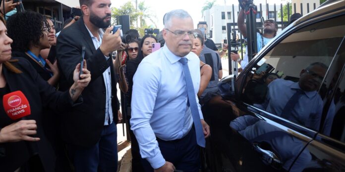 Defesa de Bolsonaro diz que tornozeleira humilha e nega plano Defesa de Bolsonaro diz que tornozeleira humilha e nega plano de fuga