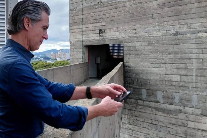 Gavin Newsom, da Califórnia, visita obra de Lina Bo Bardi Gavin Newsom, da Califórnia, visita obra de Lina Bo Bardi - 09/11/2025 - Plástico