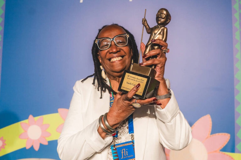 Sueli Carneiro recebe troféu Juca Pato 2025 - 29/11/2025 - Ilustrada