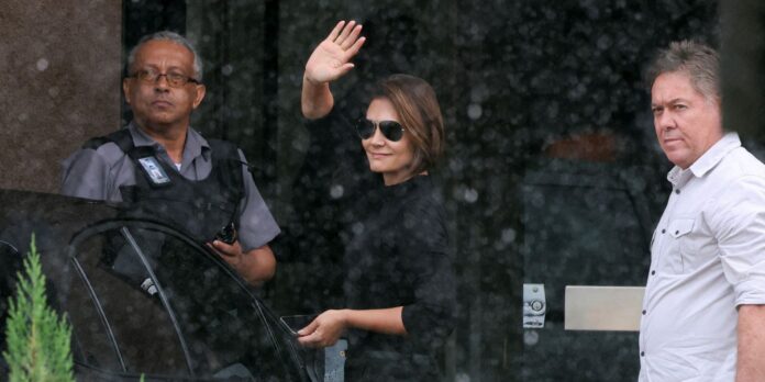 Bolsonaro recebe a ex-primeira-dama Michelle na PF Bolsonaro recebe a ex-primeira-dama Michelle na PF