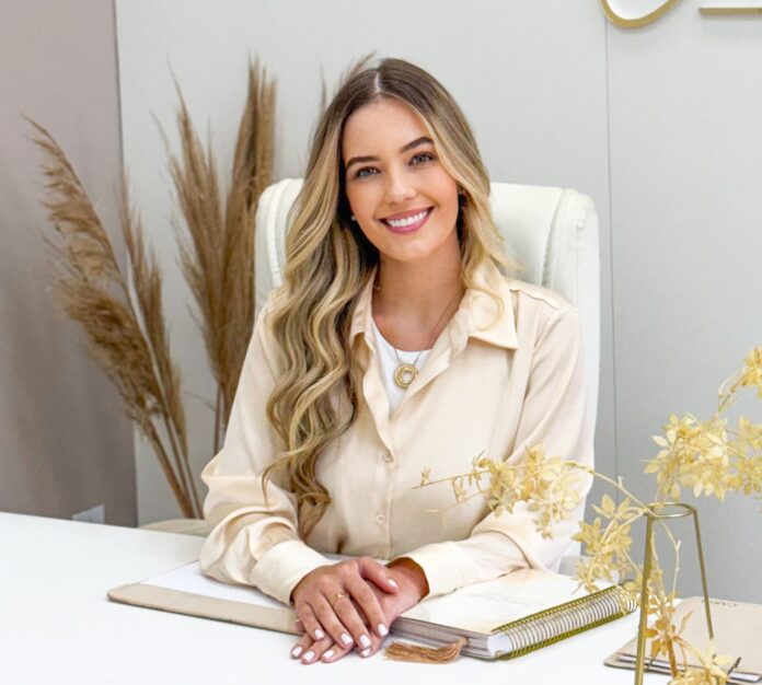 Caroline Cenatti foto profissional e