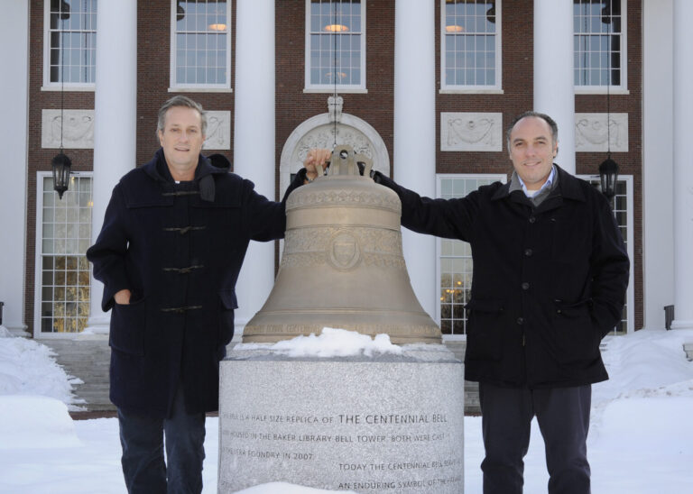 Samuel Goldstein e Ricardo Bellino celebram 40 anos de parceria tocando o sino de Harvard