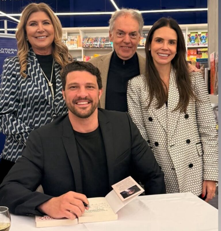 Lançamento de “Guia Contra a Estupidez” reúne intelectuais na Livraria da Vila do JK Iguatemi.