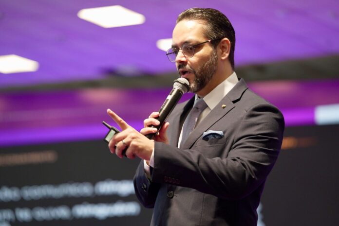 WhatsApp Image 2025-11-30 at 10.43.57 Palestrante Tucco apresenta o tema Suicídio Digital no Fórum Negócios, maior evento de empreendedorismo do Nordeste, discutindo reputação online e autoridade digital