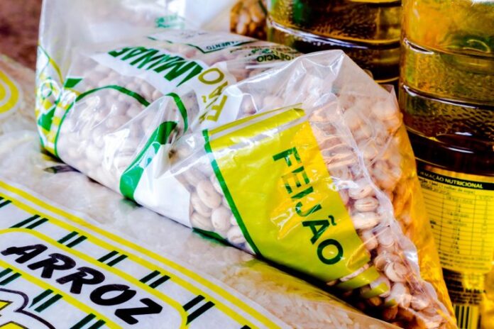 Saco de arroz, feijão e óleo de soja