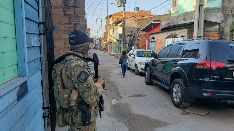 Segurança - policiais - operações policiais favelas crime organizado (Operação Expurgo, da Polícia Federal, em diversos estados)