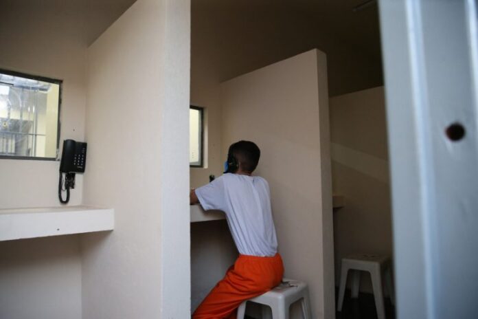 Marco legal permite a juiz autorizar gravação de encontros entre Segurança - presídios - prisões penitenciárias sistema carcerário direitos humanos visitas presos (parlatório para presos conversarem com advogados e familiares na Casa de Custódia de Maringá-PR)