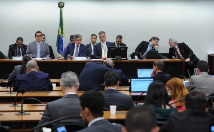 Comissão de Orçamento aprova reajustes salariais para policiais do DF Votação PLDO 2026 (Projeto de Lei de Diretrizes Orçamentárias).