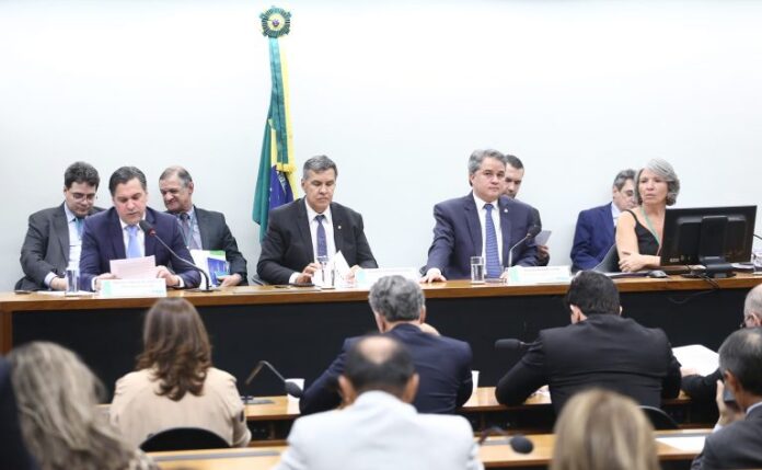Comissões aprovam emendas ao Orçamento de 2026 - Notícias Votação da LDO para 2026. Dep. Isnaldo Bulhões Jr. (MDB - AL) e Senador, Efraim Filho (UNIÃO - PB)