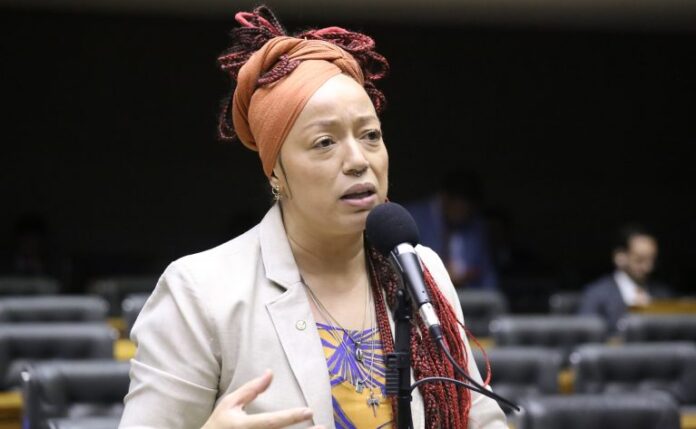 Comissão aprova projeto que amplia lista de servidores da carreira Deputada Daiana Santos fala ao microfone