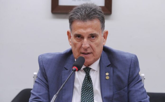 Especialistas cobram mudanças na legislação sobre terrorismo para enfrentamento do Deputado Coronel Meira fala ao microfone