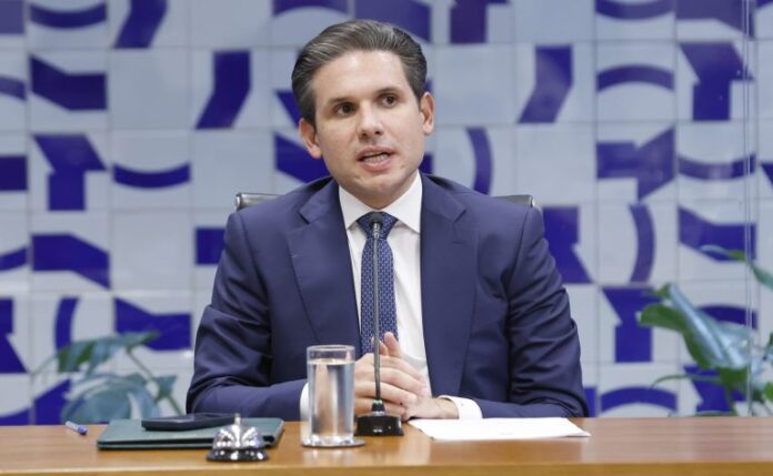 Motta critica governo por 'falsas narrativas' em relação ao marco Motta preside a reunião de líderes