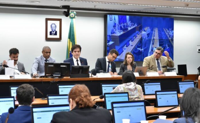 Deputados criticam preço das passagens aéreas no Brasil; empresas alegam Audiência Pública - Preço das passagens aéreas no Brasil.