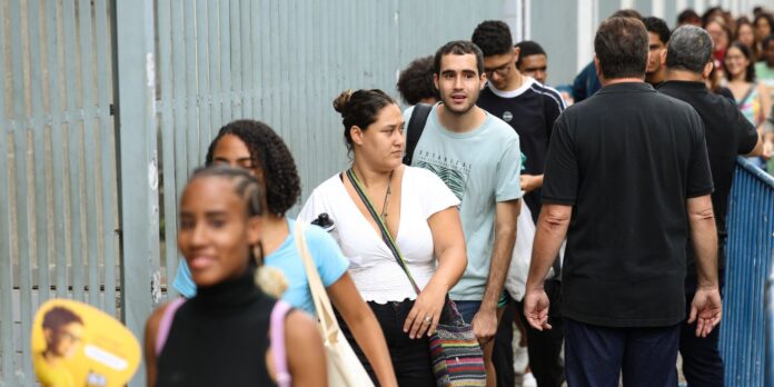 Enem 2025: cerca de 70% dos inscritos fizeram segunda dia Enem 2025: cerca de 70% dos inscritos fizeram segunda dia de provas